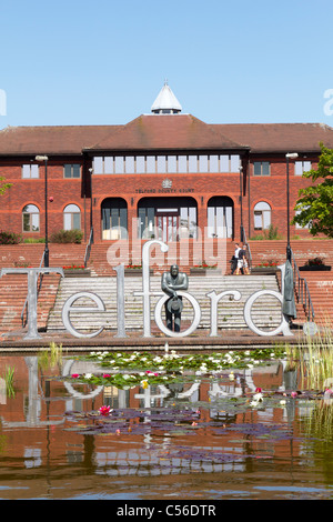 Statua di Thomas Telford poggiando sulla parola Telford cast in acciaio Foto Stock