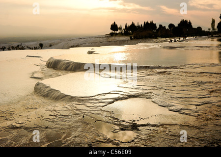 Tramonto su terrazze di travertino, Hierapolis-Pamukkale, Turchia Foto Stock