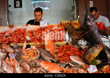 Una pressione di stallo di pesce sul mercato della Vucciria a Palermo Foto Stock