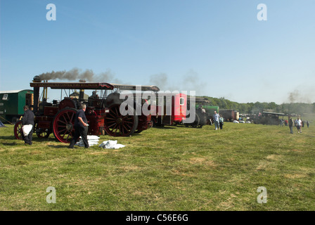 La mattina presto i preparativi in un veicolo a vapore Rally nel sud dell'Inghilterra. Foto Stock