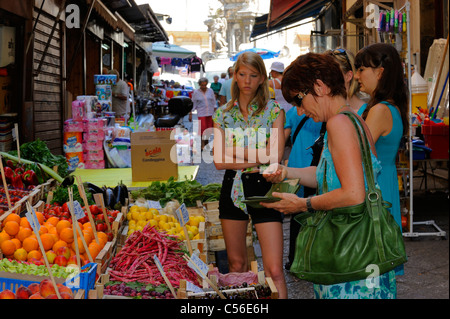 Un gruppo di donne per lo shopping di frutta sul mercato della Vucciria a Palermo Foto Stock