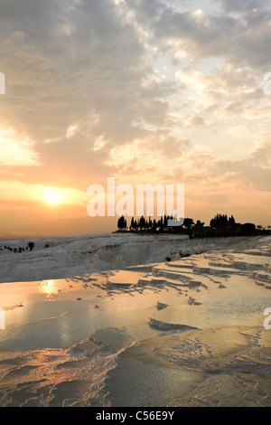 Tramonto su terrazze di travertino, Hierapolis-Pamukkale, Turchia Foto Stock