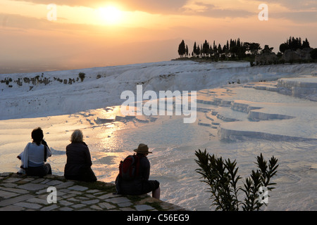 I turisti godersi il tramonto a terrazze di travertino, Hierapolis-Pamukkale, Turchia Foto Stock