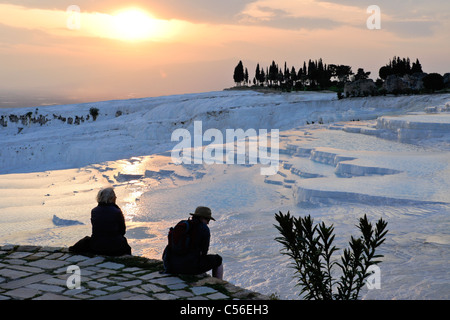 I turisti godersi il tramonto a terrazze di travertino, Hierapolis-Pamukkale, Turchia Foto Stock