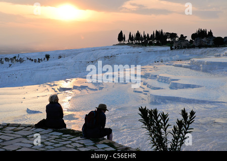 I turisti godersi il tramonto a terrazze di travertino, Hierapolis-Pamukkale, Turchia Foto Stock
