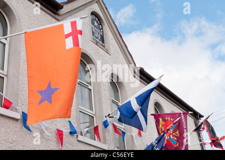 Woodburn Sala Arancio, Carrickfergus, decorata con bunting e bandiere. Foto Stock