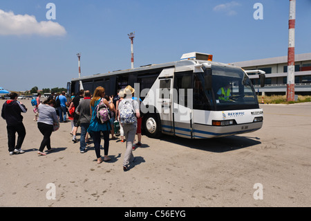 I passeggeri a bordo di un autobus Aeroporto di essere preso per un piano di attesa. Foto Stock