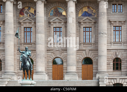 Westside vista della bavarese Cancelleria di Stato (Bayerische Staatskanzlei) con Otto von Wittelsbach monumento a Monaco di Baviera, Germania Foto Stock