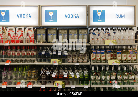 Di vodka e di rum in un negozio duty free in un aeroporto Foto Stock