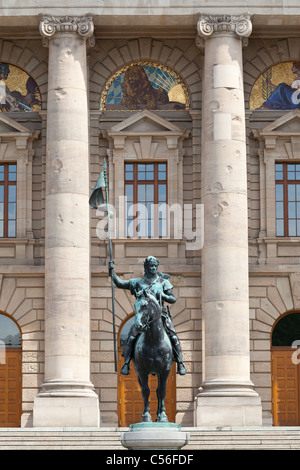 Westside vista della bavarese Cancelleria di Stato (Bayerische Staatskanzlei) con Otto von Wittelsbach monumento a Monaco di Baviera, Germania Foto Stock