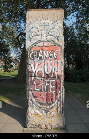 Una sezione del muro di Berlino sul display al di fuori dell'Imperial War Museum di Londra, Regno Unito. Foto Stock