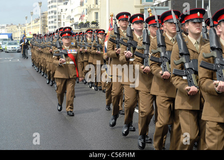I soldati del secondo battaglione della Principessa di Galles del reggimento reale che hanno servito in Afghanistan parade di Brighton. Regno Unito. Foto Stock