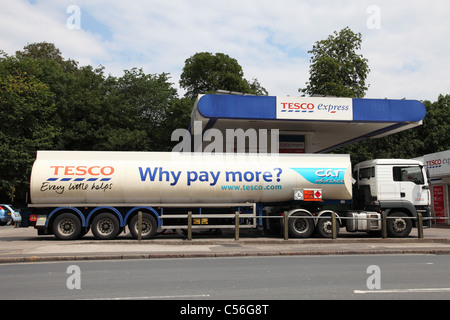 Una petroliera erogazione di carburante ad un Tesco stazione di benzina a Nottingham, Inghilterra, Regno Unito Foto Stock