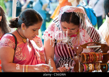 Le donne di acquisto di souvenir durante il festival indiano tenutasi in luglio a Montreal Québec Canada Foto Stock