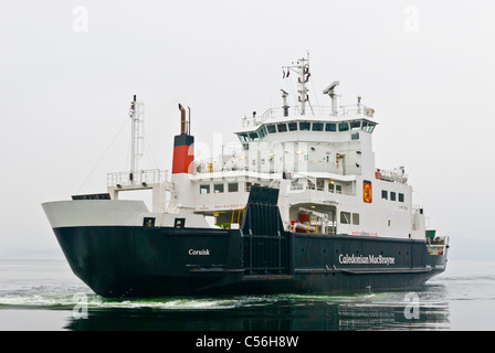 Caledonian MacBrayne traghetto per trasporto auto e passeggeri che emergono dalla nebbia come approoaches rothesay isle of bute da Wemyss Bay. JMH5154 Foto Stock