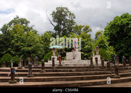 Luminose e nastri colorati sono vincolati ai montanti sui motivi di un tempio buddista in Thailandia. Foto Stock