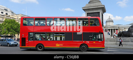 London West End street scena vista laterale del rosso disattivati i mezzi di trasporto pubblici double decker bus londinese passando Nelsons Column in Trafalgar Square England Regno Unito Foto Stock