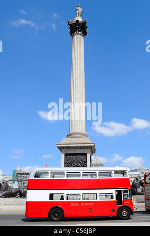 Routemaster double decker bus londinese passando Nelsons Column Trafalgar Square Londra Inghilterra REGNO UNITO Foto Stock