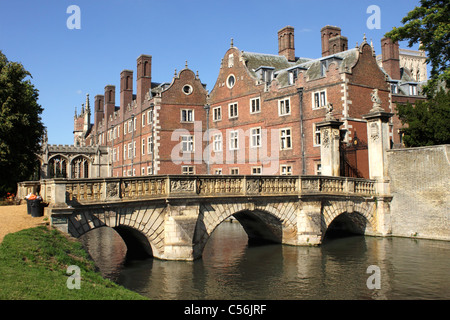 Ponte sul fiume Cam e St John's College di Cambridge Foto Stock
