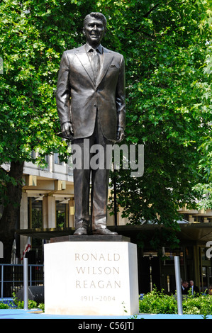 Statua in bronzo e base in pietra di Ronald Wilson Reagan subito dopo la cerimonia di inaugurazione presso l'ambasciata americana Grosvenor Square Londra Inghilterra Regno Unito Foto Stock