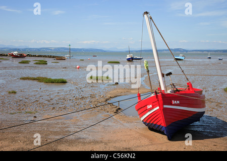 Spiaggiata rosso barca sulle sabbie a bassa marea a Morecambe Bay, Lancashire, Inghilterra, Regno Unito, Gran Bretagna. Foto Stock