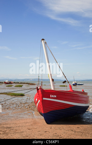 Spiaggiata Red Boat in Morecambe sands a bassa marea a Morecambe Bay, Lancashire, Inghilterra, Regno Unito, Gran Bretagna. Foto Stock