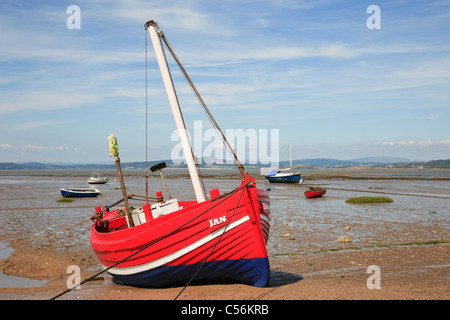 Morecambe Bay, Lancashire, Inghilterra, Regno Unito. Spiaggiata Red Boat in Morecambe sands a bassa marea Foto Stock