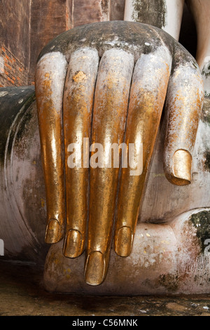 Dettaglio di un Buddha la mano al Wat Si Chum, Sukhothai, Thailandia Foto Stock