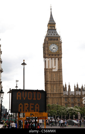 Un segno di lavori stradali in Westminster riscalda gli automobilisti a evitare di zona. La Casa del Parlamento, London, Regno Unito Foto Stock