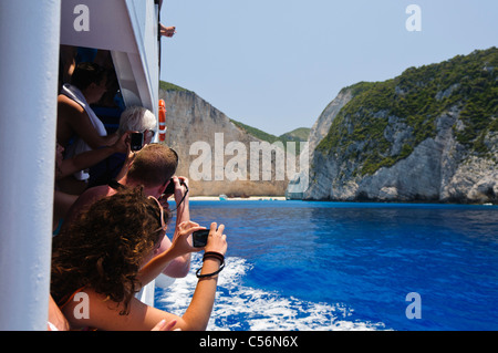 Barca di persone in barca a vela Navagio (naufragio) Baia Foto Stock