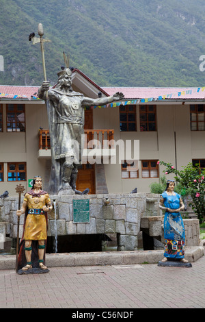 Statua di Inca di Pachacutec nella piazza principale di Aguas Calientes, vicino a Machu Picchu, Perù Foto Stock