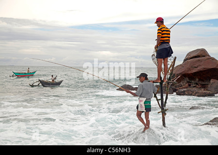 Stilt Pesca in Costa in Mirissa, Sri Lanka Foto Stock