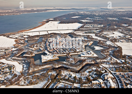 I Paesi Bassi, fortificato a forma di stella città di Naarden. Antenna. Neve. Foto Stock