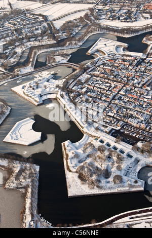 I Paesi Bassi, fortificato a forma di stella città di Naarden. Antenna. Neve Foto Stock