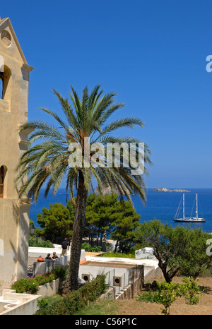 Un grande yacht offshore di seduta le Eolie isola di Panarea Foto Stock