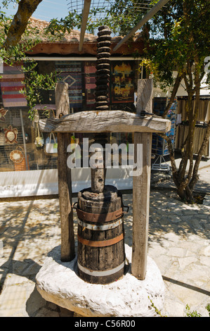 In vecchio stile in legno stampa oliva, azionato a mano Foto Stock