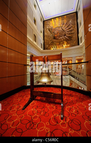 Queen Mary 2 's bell sul ponte 3 è consuetudine rang ogni giorno a mezzogiorno. Foto Stock