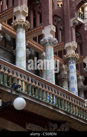 Dettaglio sulla facciata principale del Palau de la Musica Catalana di Luis Domenech i Montaner a Barcellona, in Catalogna, Spagna Foto Stock