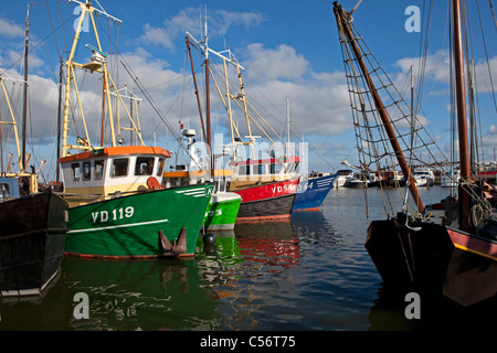 I Paesi Bassi, Volendam, pesca delle navi in porto. Foto Stock