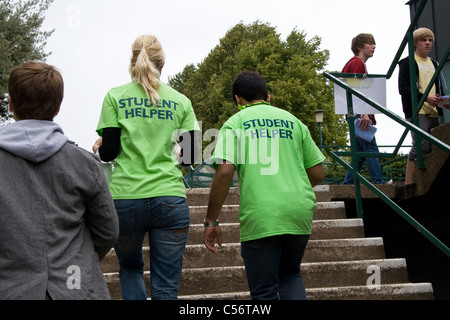 Studente aiutanti a Nottingham University Open Day per potenziali studenti, Nottingham, Inghilterra, Regno Unito Foto Stock