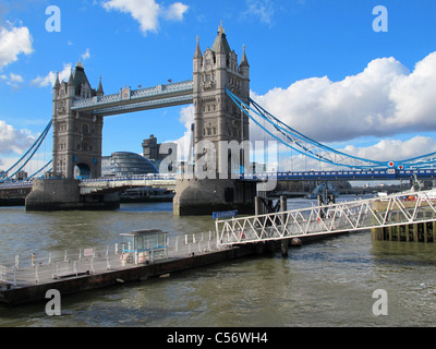 Londra UK - London Bridge sul Tamigi. Uno dei più famosi edificio storico. Foto Stock