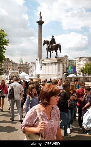 Londra turisti; folle di turisti a Trafalgar Square Londra UK Foto Stock