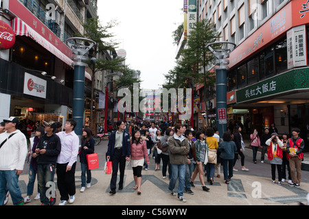 La gente a piedi di Ximending vicinato e al quartiere per lo shopping nel quartiere Wanhua, Taipei, Taiwan Foto Stock