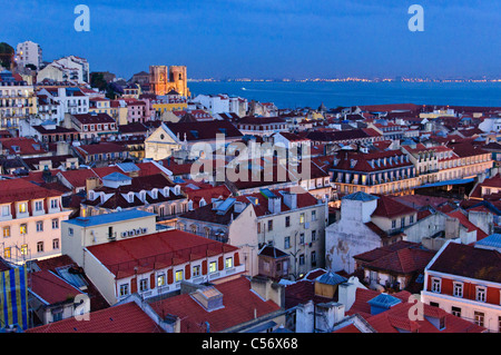 Cattedrale di Lisbona (Sé de Lisboa), vista sopra i tetti delle case - Lisbona, Portogallo Foto Stock