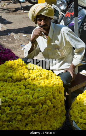 Una vendita di Sikh indiani tradizionali ghirlande di fiori di Mysore, nello stato di Karnataka, India. Foto Stock