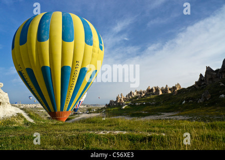 In mongolfiera sito di caricamento verticale, Cappadocia, Turchia Foto Stock