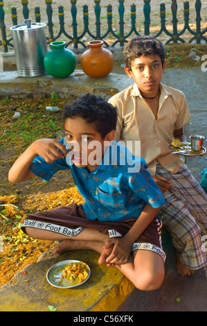 I bambini mangiano indian street food a Mysore, nello stato di Karnataka, India. Foto Stock