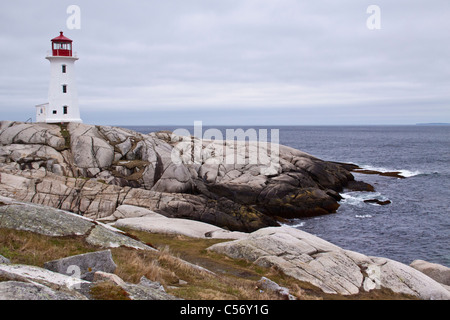 Peggy's Point Lighthouse su un giorno di tempesta in maggio a Peggy's Cove vicino a Halifax, Nova Scotia, Canada. Foto Stock