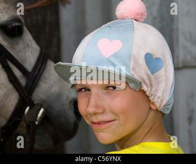 Cavallo giovane atleta che indossa riding hat Foto Stock