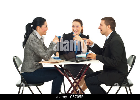 Tre persone di affari in una pausa caffè avente divertente conversazione isolare don sfondo bianco Foto Stock